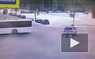 Видео: на перекрестке Ленинского и Кузнецова столкнулись две иномарки