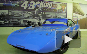 В Петербурге с американским акцентом заревели ретро-автомобили