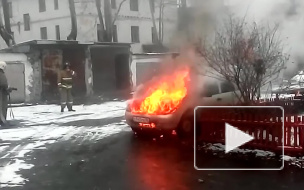 Снег и пламя: горящая машина в Асбесте попала на видео