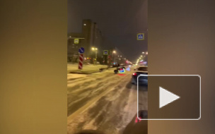 На Демьяна Бедного снегоуборочная техника сбила светофор