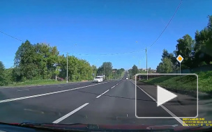 Видео: в Смоленске пенсионерка едва не погибла под колесами микроавтобуса