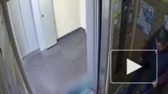 Видео: мужчина оставил избитого собутыльника в лифте ЖК в Мурино