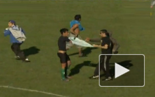 Фанаты отобрали у футболиста форму во время матча