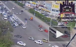 Жесткое видео из Красноярска: Молодой водитель догнал бегом и нокаутировал 60-летнего нарушителя и виновника ДТП