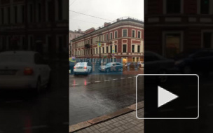В центре Петербурга "Мерседес" врезался в бригаду реанимации