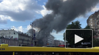 В центре Киева загорелось здание бывшего "Центрального гастронома"