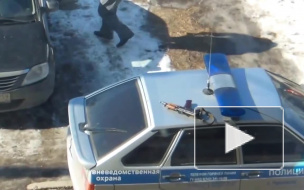 В городе Чусовой полицейский увлекся гаджетом и забыл автомат на крыше автомобиля