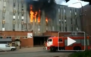 Появилось видео горящего здания на Складской улице
