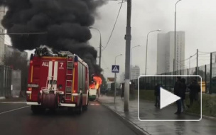 В Москве на остановке загорелся автобус