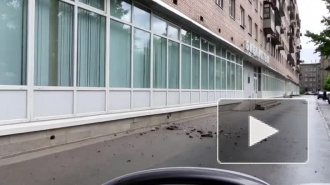 Очевидец: на Корнеева начал рушиться балкон кирпичной многоэтажки