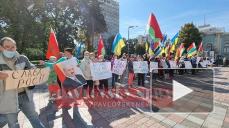 В Киеве устроили митинг с белорусскими флагами и плакатом "Слава России"