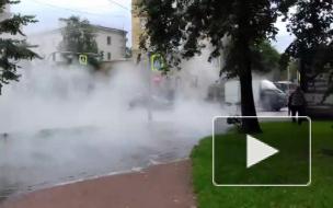 В Петербурге из-под земли забил фонтан кипятка