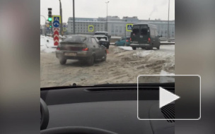 Иномарка въехала в эвакуатор на Выборгской набережной
