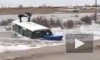Жуткое видео из Казахстана: Автобус с детьми смыло с трассы