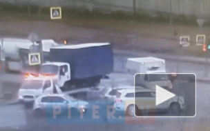 На Софийской улице водитель "Газели" врезался в фургон, который перевозил эвакуатор