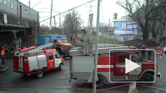 В Петербурге электричка едва не упала с железнодорожного моста