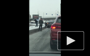 Видео: неадекватный водитель устроил ДТП с "танцами" у моста Александра Невского