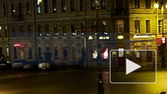 Видео: С фасада дома в центре Петербурга обрушилась лепнина