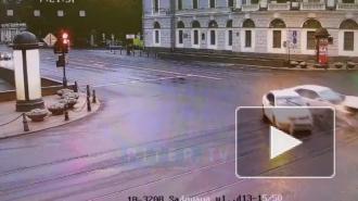 В ДТП с такси на Невском проспекте пострадала пассажирка