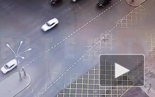 Момент ДТП на перекрестке Богатырского и Коломяжского попал на видео