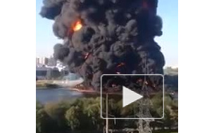 На видео попал пожар на Москве-реке, москвичей шокирует черный дым