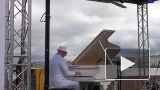 Пианист-виртуоз Петр Андреев начал многочасовое выступление на Стрелке Васильевского острова
