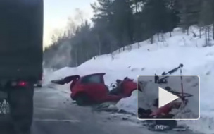 Видео: В Мурманской области на трассе "Кола" в ДТП с грузовиком легковушку разорвало на части 