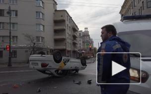 На пересечении Каменноостровского и Профессора Попова перевернулось такси и упал светофор