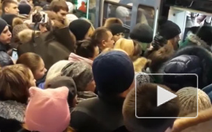 Москва: Поезд метро с пассажирами застрял в тоннеле 