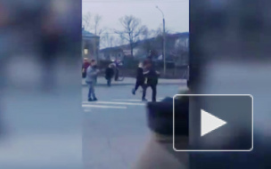 Видео из Южно-Сахалинска: пьяный неадекват с ножом напал на прохожих