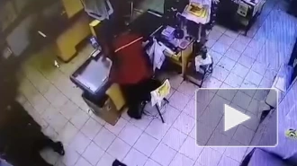 Мужчина с пистолетом помог товарищу в драке с продавцами магазина в Гатчине