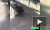 Видео: в Москве КАМАЗ с песком упал на такси