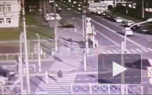 Автомобиль наехал на двух пешеходов на "зебре" на Южном шоссе