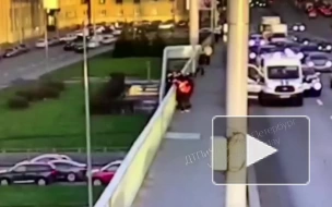 Полицейские спасли мужчину на мосту Александра Невского