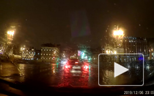 Видео: в Петербурге легковушка влетела в колонну ОМОН