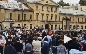 Появилось видео массовой битвы подушками в центре Петербурга