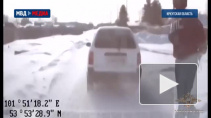Видео: Иркутский полицейский бегом догнал автомобиль с нарушителем