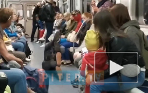 Видео: в подземке Петербурга два "Человека-Паука" исполнили брейкданс