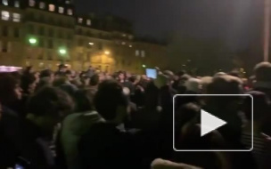 Парижане вышли на улицу, чтобы помолиться о Нотр-Дам-де-Пари 