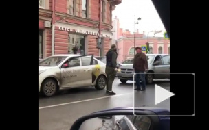 Агрессивный петербуржец подрался с таксистом на Петроградке (видео)