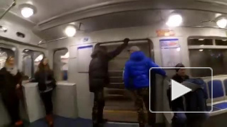 В метро засняли на видео хулиганов, державших дверь поезда