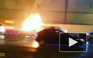 В Сеть попали страшные кадры пожара, уничтожающего автомобиль на Рязанском шоссе