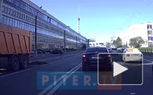Видео: на Кантемировском мосту КАМАЗ рассыпал бетон