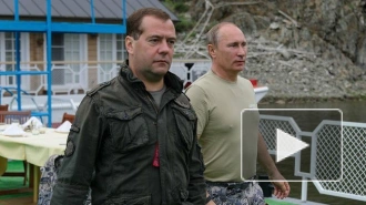 Путин накормил Медведева котлетами из пойманной щуки
