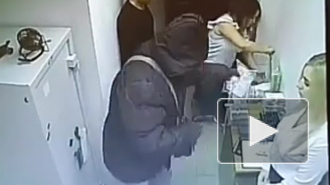 Видео из Находки: Неизвестный в маске вынес 6 миллионов из отделения банка