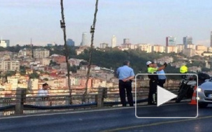 Полицейский сделал селфи на фоне самоубийцы, прыгающего с моста