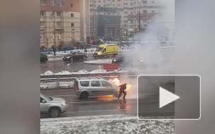 Видео: на Комендантском ярким пламенем сгорела "Лада Ларгус"