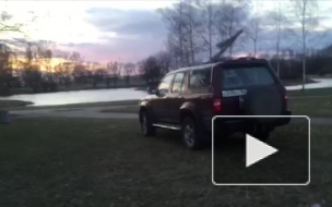 Посреди парка Авиаторов третий день стоит подозрительная бесхозная машина