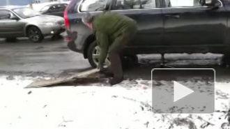 В Екатеринбурге вице-губернатор провалился в яму на дороге