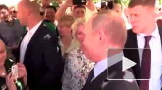 Видео: прохожая поцеловала Путина на Арбате